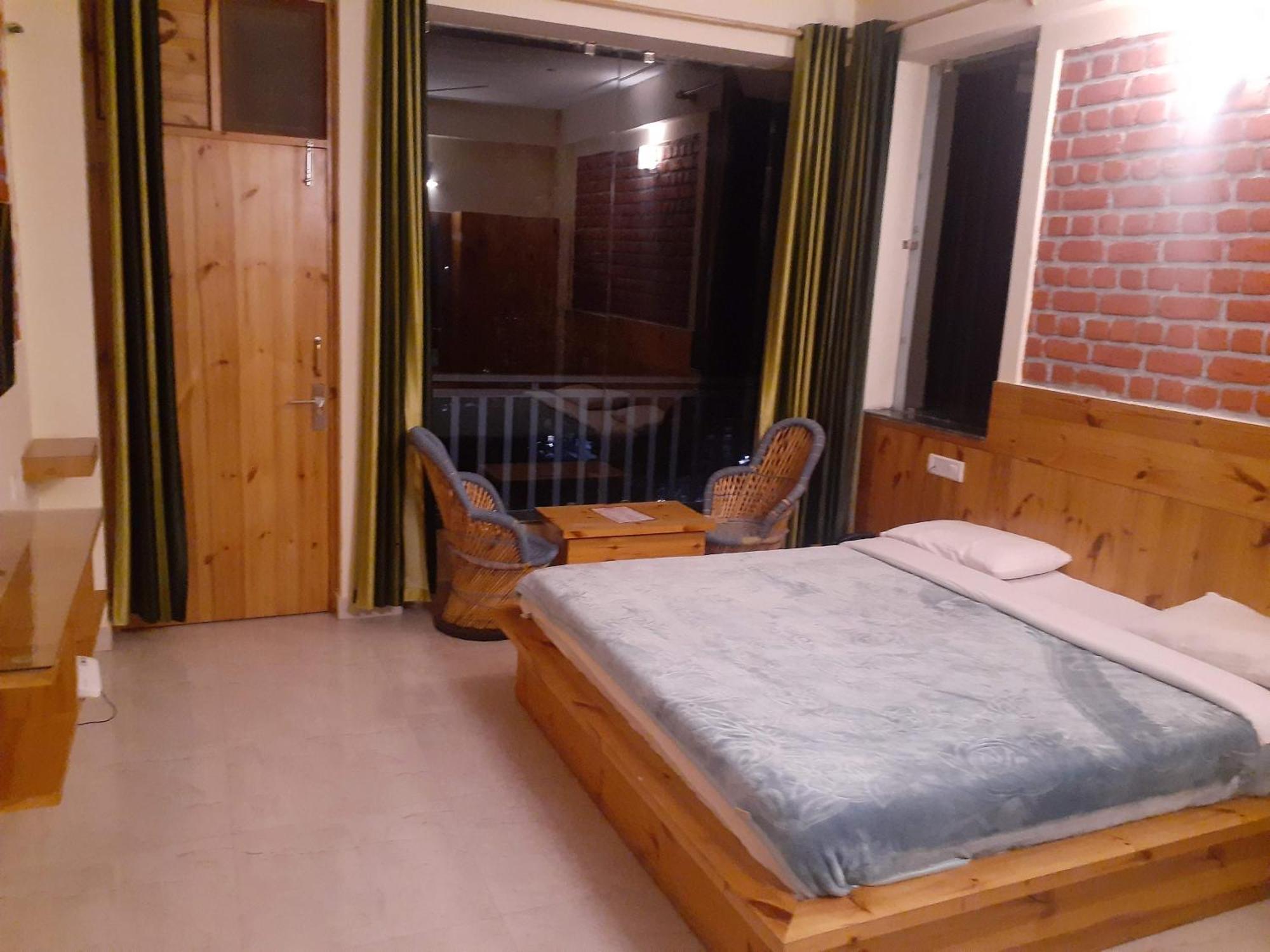 Double Room with Mountain View,1567116824:JPEG