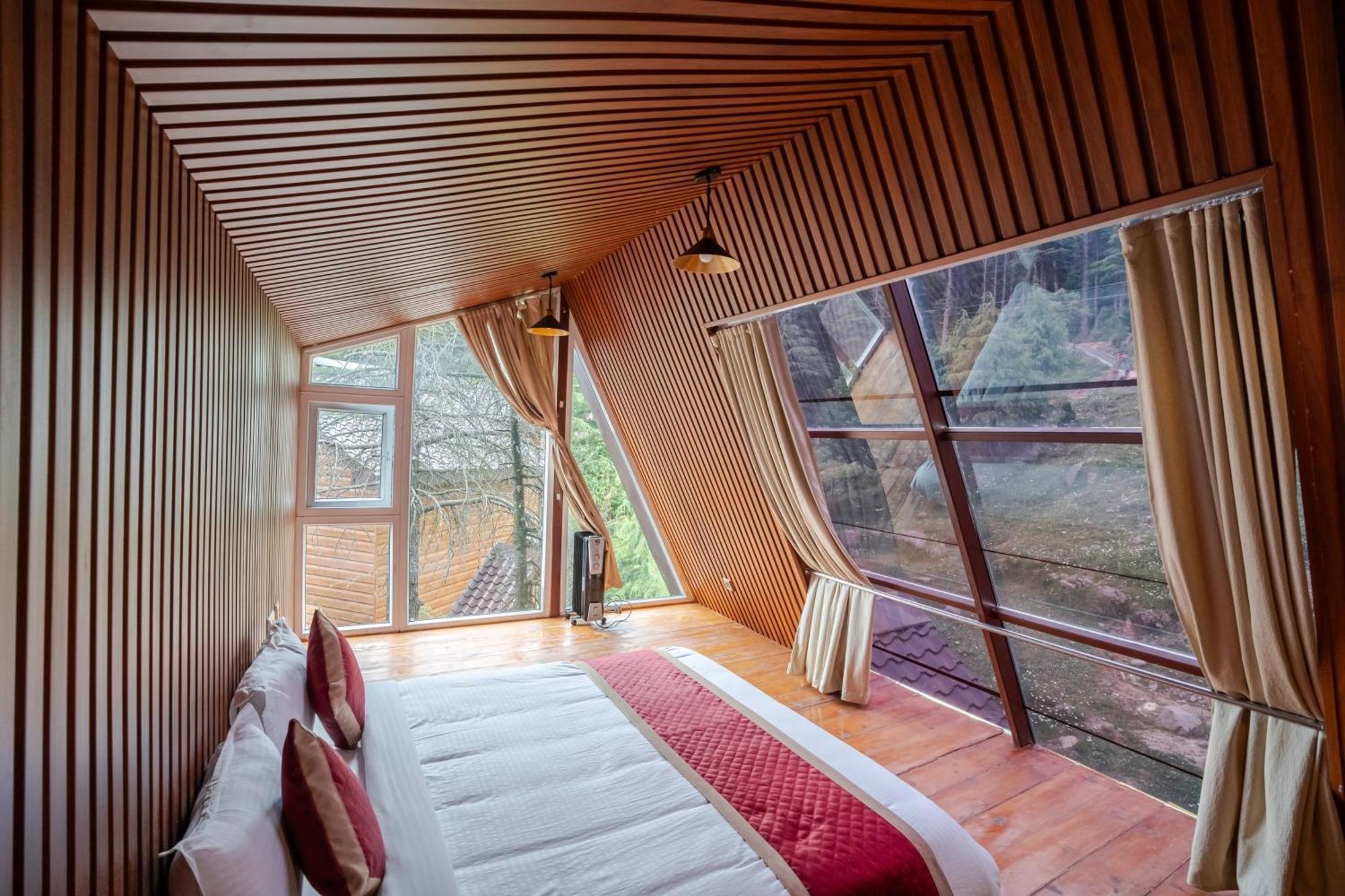 Family Room with Balcony,1639667920:JPEG