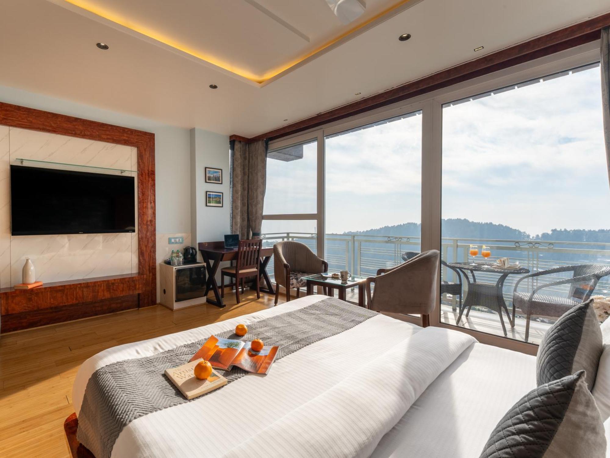 King Room with Balcony and Jacuzzi (Valley View)