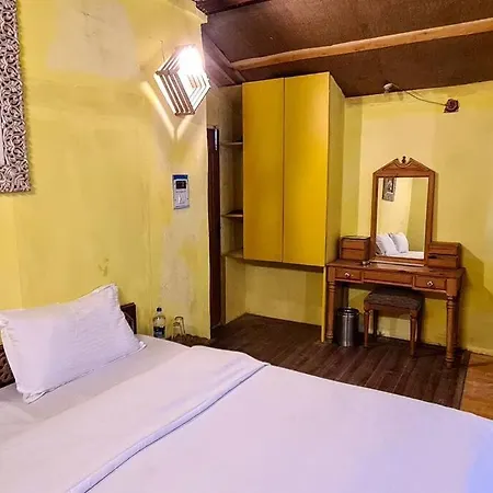 Rustic Hut In Central Mall Road - Rockpoint-3