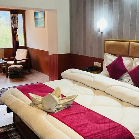 !!! Hotel Hilltop At Mall Road Manali !!! With Open Terrace !! Family Hotel !!-2