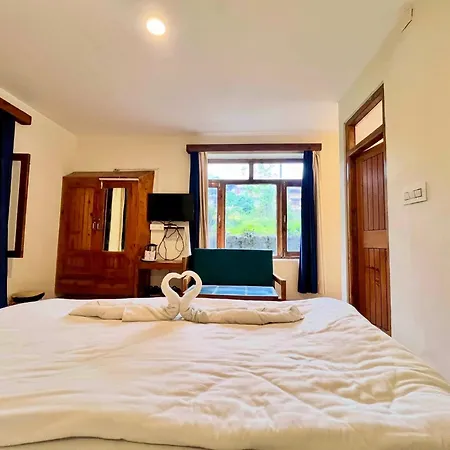 Tourist Hotel 10 Minutes Walking Distance From The Mall-2